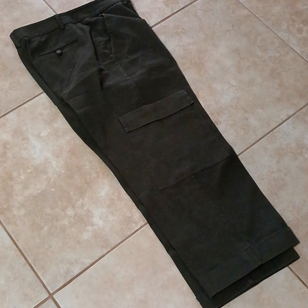 Green khaki pants with cargo pockets